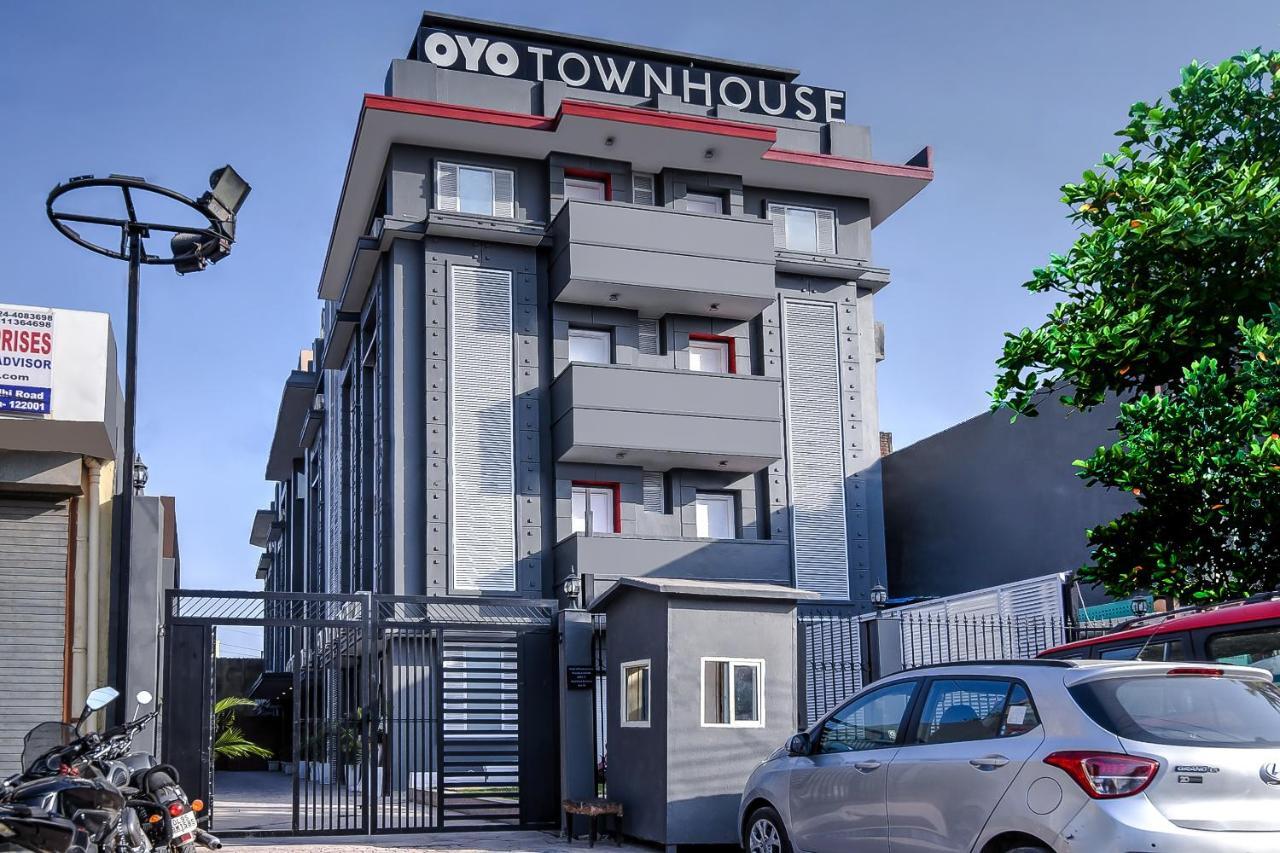 Oyo Townhouse 044 Sector 14 Gurugram Hotel Gurgáon Kültér fotó