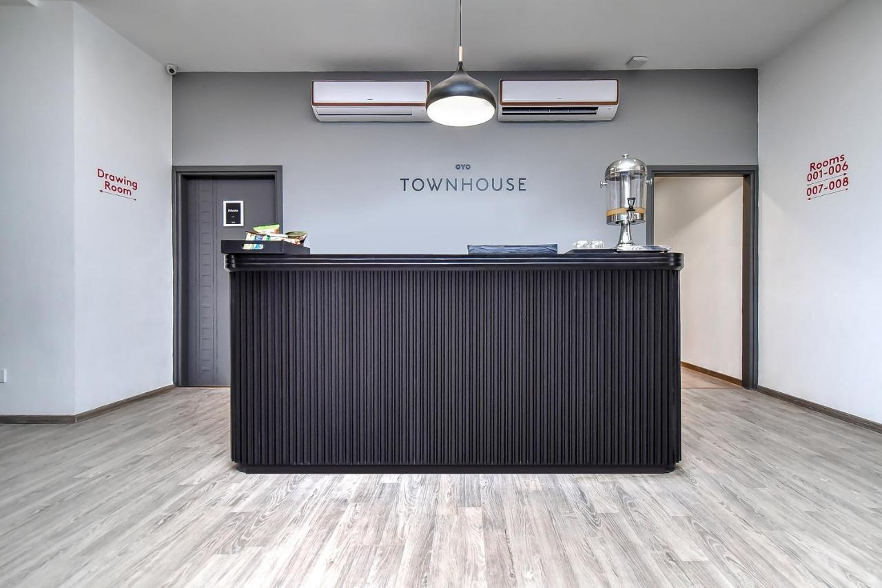 Oyo Townhouse 044 Sector 14 Gurugram Hotel Gurgáon Kültér fotó