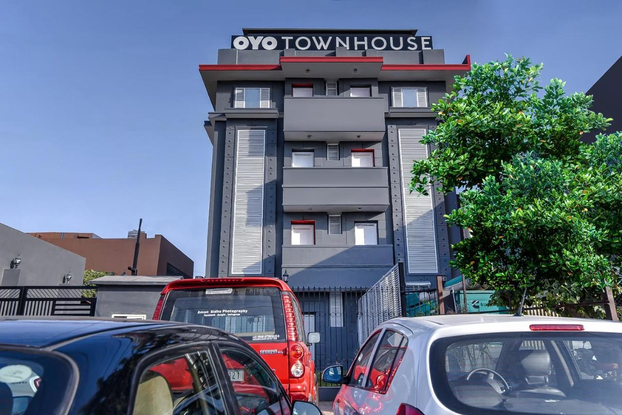 Oyo Townhouse 044 Sector 14 Gurugram Hotel Gurgáon Kültér fotó