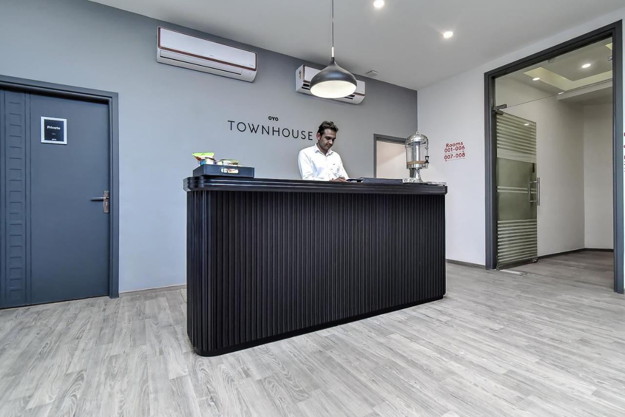 Oyo Townhouse 044 Sector 14 Gurugram Hotel Gurgáon Kültér fotó