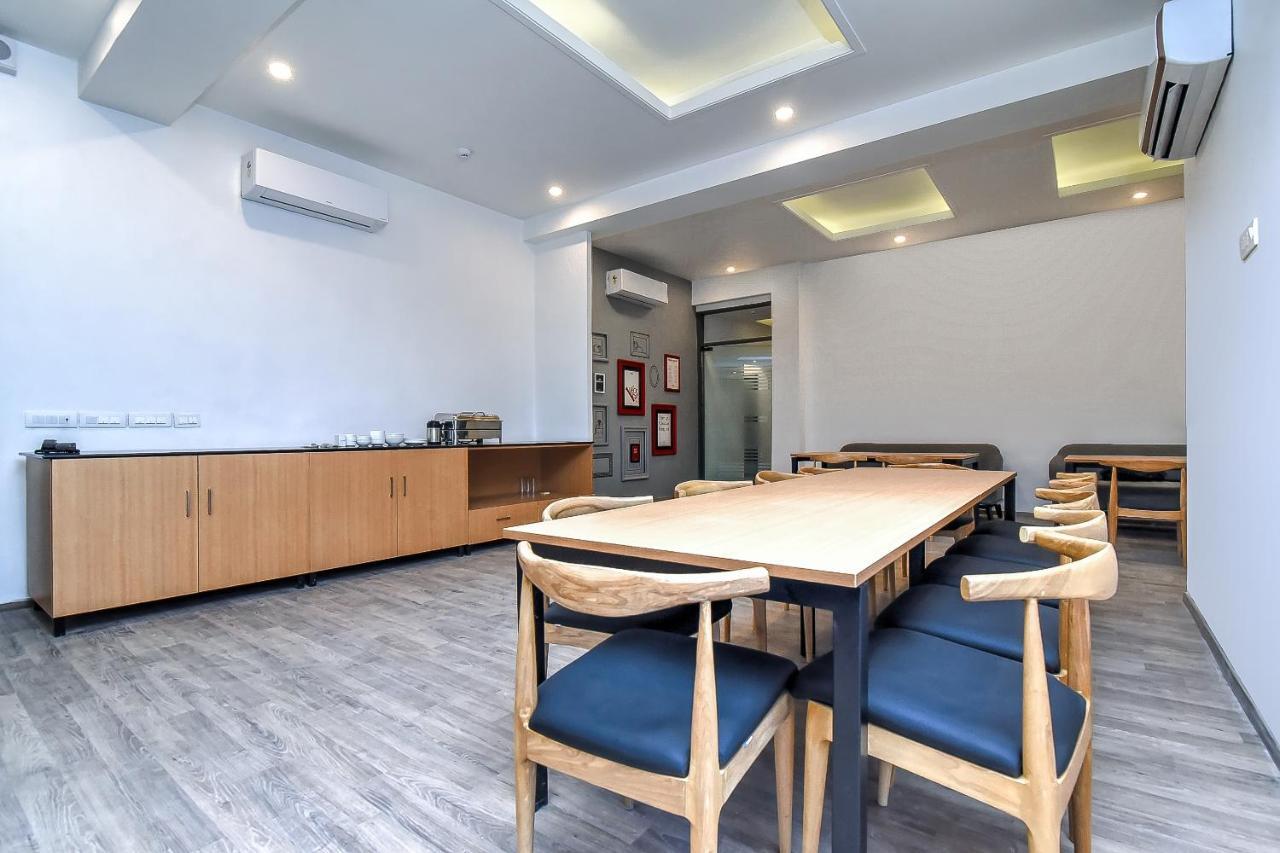 Oyo Townhouse 044 Sector 14 Gurugram Hotel Gurgáon Kültér fotó