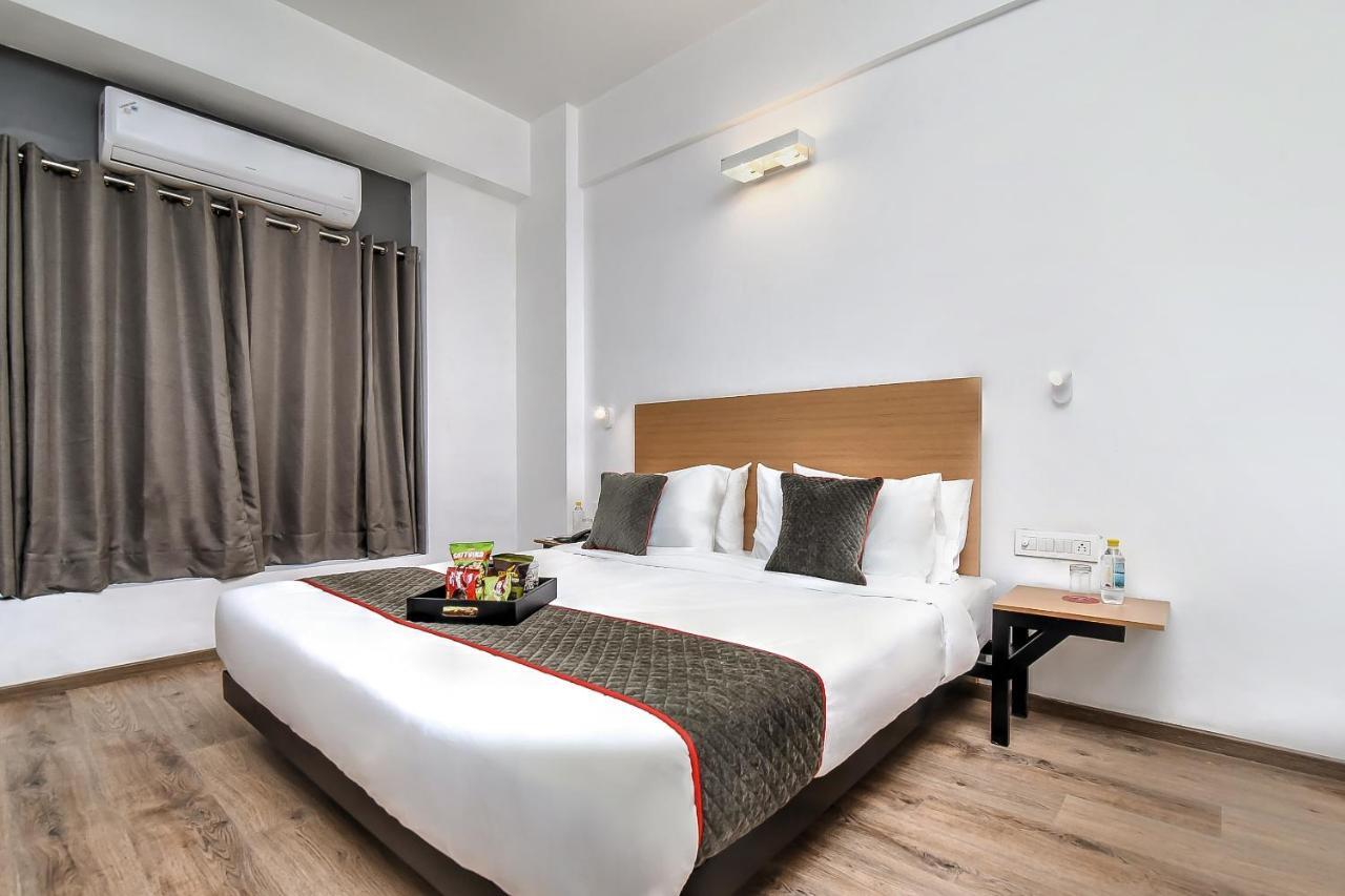 Oyo Townhouse 044 Sector 14 Gurugram Hotel Gurgáon Kültér fotó